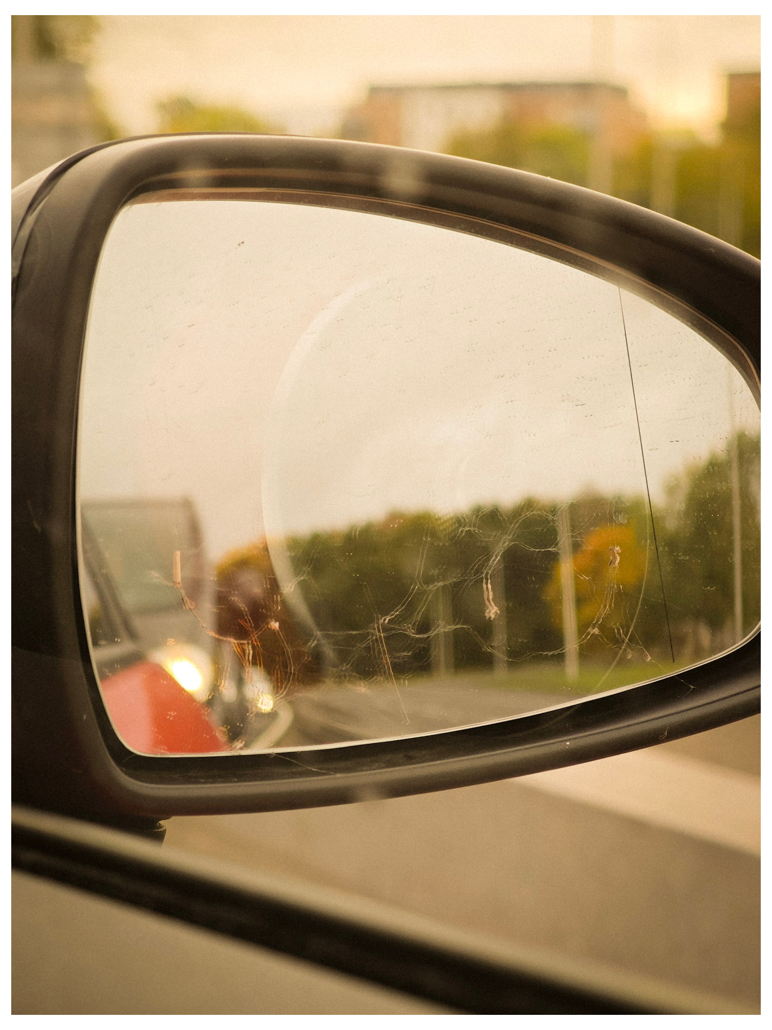 Image of a wing mirror and reflection from the view point of the driver
